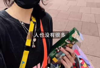 46岁张柏芝带三胎同游迪士尼，一人分饰父母两角