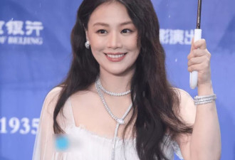 北影节红毯见人品！马思纯甩水不顾别人