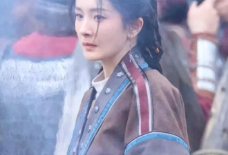 39岁杨幂淡妆演少女，年龄感明显，努力扮嫩还是违和