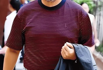 65岁黄宏近况近日曝光，如今走路要人搀扶头发全白