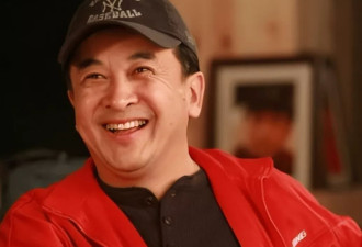 65岁黄宏近况近日曝光，如今走路要人搀扶头发全白