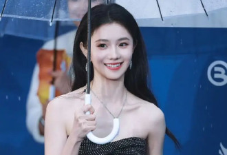 雨中封神！刘浩存北影节红毯美出圈，清冷黑天鹅氛围感拉满