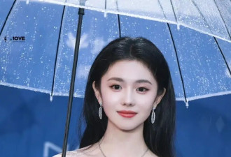 雨中封神！刘浩存北影节红毯美出圈，清冷黑天鹅氛围感拉满