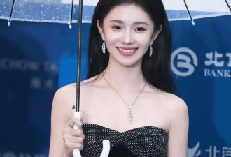 雨中封神！刘浩存北影节红毯美出圈，清冷黑天鹅氛围感拉满