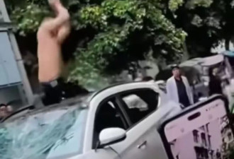 阆中摩托车主不满对向小车挤入车道，赤裸上身砸车