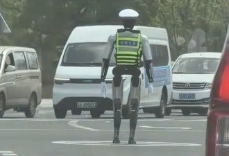 “机器人交警”中国街头现身 在太阳下“执勤”