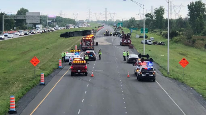 两人死亡，另有 10 人受伤，事故发生在蒙特利尔南岸的高速公路上。
