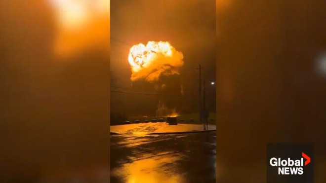 点击播放视频：“视频拍到多伦多 Downsview 机场附近爆炸”