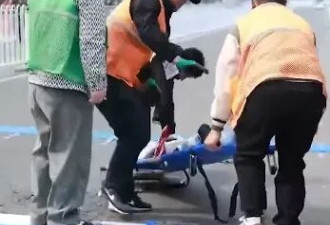 北京人形机械人半马赛：选手"摔粉碎"被担架抬走