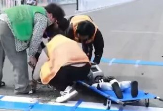 北京人形机械人半马赛：选手"摔粉碎"被担架抬走