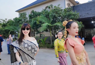 李小璐云南参加泼水节，穿露脐背心秀小蛮腰线条优美，看不出已经44岁了
