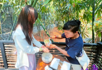 李小璐云南参加泼水节，穿露脐背心秀小蛮腰线条优美，看不出已经44岁了