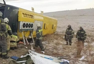俄罗斯一大巴翻车，车上有40名中国游客