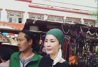 56岁王菲现身西藏，黑袍绿头巾忒高级了,常年拜佛