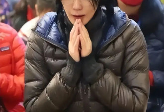 56岁王菲现身西藏，黑袍绿头巾忒高级了,常年拜佛