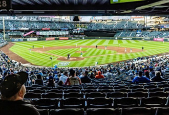MLB惊见男“强行侵犯”女伴胸部 全程被录下引热议