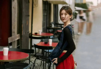 松弛感穿搭：彩色阔腿裤才是点睛之笔