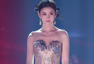 40岁李小萌太丰满，穿抹胸裙都兜不住好身材，难怪直男都喜欢她