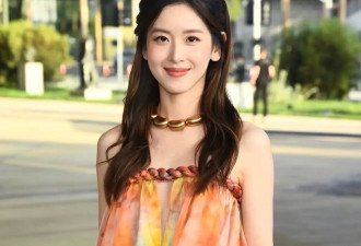 又被“老板娘”章泽天美到了！3套春日穿搭甜美俏皮如18岁少女