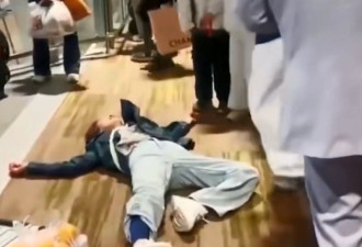 中国大妈与地勤爆冲突 强行登机 突然倒地上