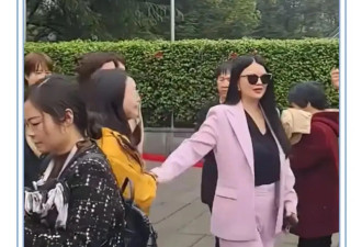38岁李湘近况曝光！和王诗龄同框现身小区，如今状态引关注