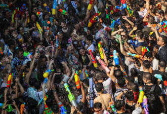 7天242死！泰国泼水节，1200人染红公路