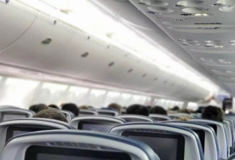 美国航空再爆“超卖赶客”！4岁童遭压线取消登机