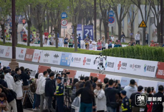 从“翻车集锦”到跑赢人类纪录，人形机器人...