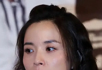 她26岁成双料影后，二婚嫁靳东高龄生下俩儿子，如今48岁被宠成宝