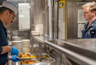 美海军发布膳食照片 驳斥中东军舰食物短缺传闻