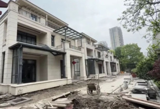 女子买上亿别墅豪宅半年下陷22公分 房子倾斜只能住外面