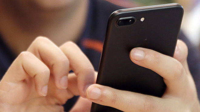 “这是加拿大向前迈出的重要一步”：联邦正考虑对未成年人实施社交媒体禁令，前检察官 Margot Denomme 介绍该提案获各党派支持。