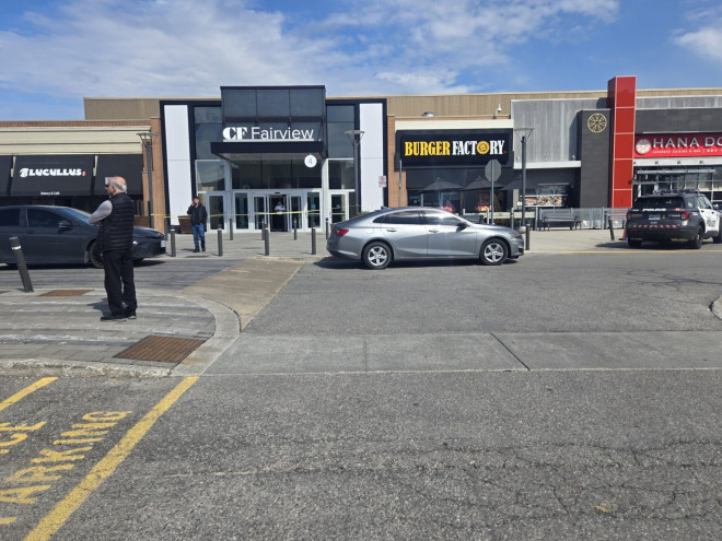 Fairview Mall 外警方封锁现场