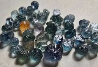 求婚送45公斤石头？她打开惊见43颗蓝宝石 最大达4克拉
