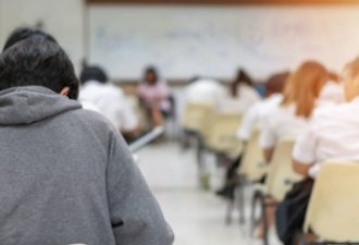 摄像头凝视下，我从大学老师变成“表演者”