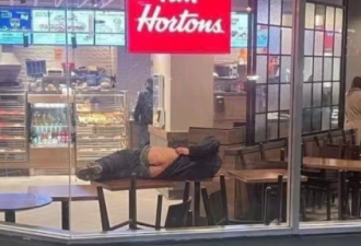 太辣眼! Tim Hortons竟有人做这种事! 华人吐槽: 好几年不喝了!