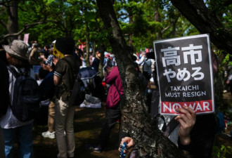 “别碰宪法！”:越来越多的日本青年走上街头...