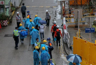香港宏福苑首批回家执拾居民的追悼与道别
