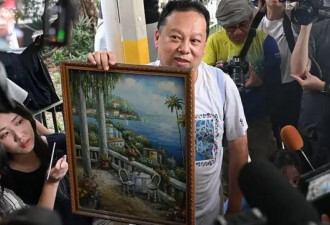 香港宏福苑首批回家执拾居民的追悼与道别