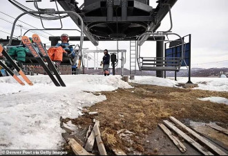 光着膀子去滑雪！美滑雪圣地“没雪了” 游客当场愣住