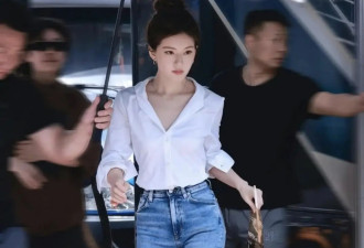 李小冉白衬衫黑框眼镜变麻辣教师、赵露思配牛仔婀娜多姿...论白衬衫的无限可能···