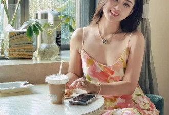 李小萌的“水蜜桃”身材藏不住，穿印花吊带连衣裙，凹凸感太出众