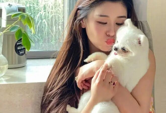 李小萌的“水蜜桃”身材藏不住，穿印花吊带连衣裙，凹凸感太出众