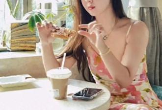 李小萌的“水蜜桃”身材藏不住，穿印花吊带连衣裙，凹凸感太出众