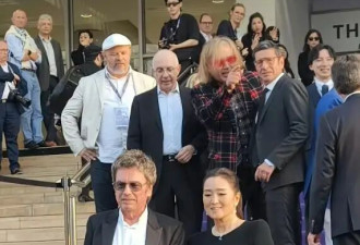 巩俐高调现身电影节似女王降临，与77岁丈夫甜蜜牵手，完全扛住外网镜头