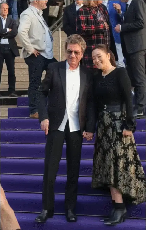 巩俐高调现身电影节似女王降临，与77岁丈夫甜蜜牵手，完全扛住外网镜头