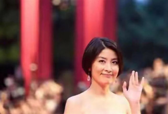 53岁陈慧琳太丰满了，穿抹胸都兜不住好身材