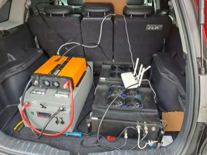 多伦多警方分享的图片展示了一台在英国被警方查获的 SMS 短信炸弹设备。