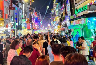 越南的两面：白天的革命红旗，夜晚的疯狂西贡