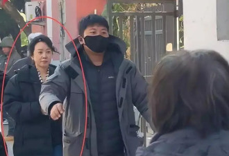 闫妮菜市场挑选蔬菜被偶遇！无滤镜素颜曝光，与精修图差距太大